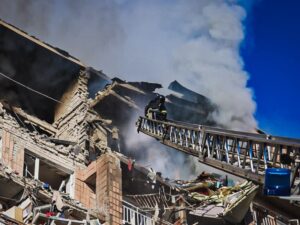 Пошкоджений дроновим ударом будинок у Харкові, 12 жовтня 2026