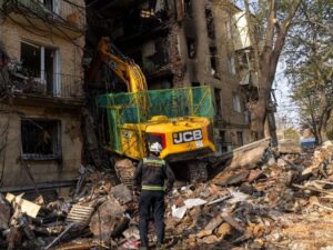 Рятувальні роботи після обстрілу в Холодногірському районі Харкова