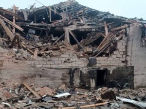 Розбитий обстрілом будинок в Ізюмі Харківської області, 15 жовтня 2026
