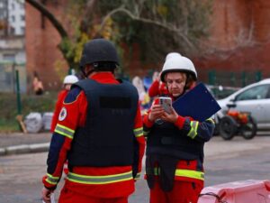 Медики на місці обстрілу в Харкові, 16 жовтня 2026