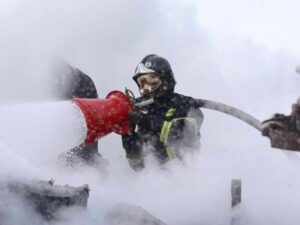 Рятувальник гасить пожежу