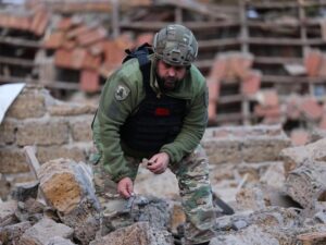 Огляд місця російського удару