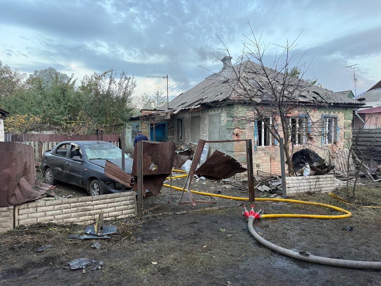 Від удару по Лозівщині загинула 42-річна жінка, серед постраждалих — діти Пошкоджений обстрілом будинок у Лиманівці на Харківщині, 22 жовтня 2026