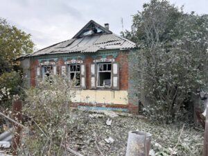 Пошкоджений обстрілом убудинок у Златополі Харківської області, 23 жовтня 2026