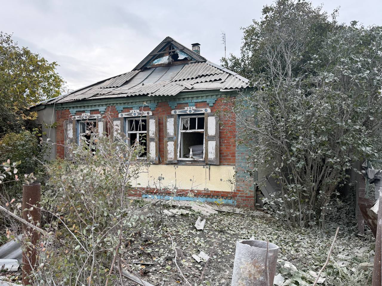 Пошкоджений обстрілом убудинок у Златополі Харківської області, 23 жовтня 2026