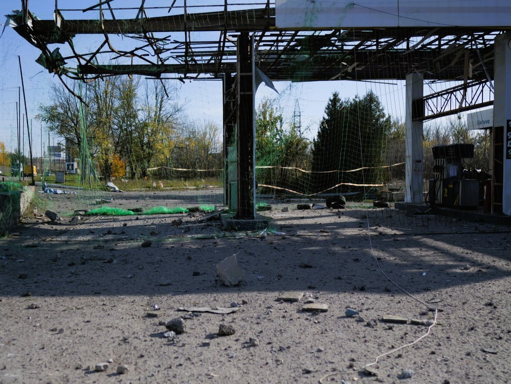 Російська армія вдарила по складу підприємства в Дергачах, постраждали цивільні Наслідки удару по Дергачах Харківської області, 27 жовтня 2026