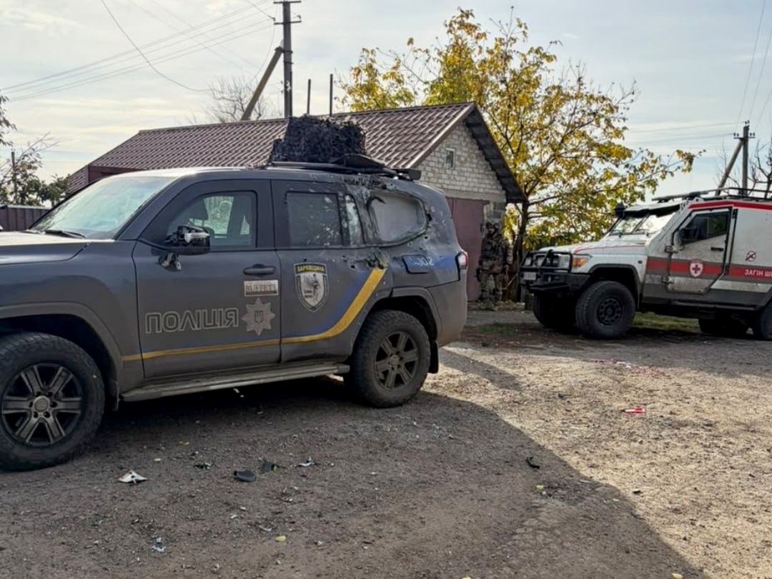 Пошкоджені дроновим ударом евакуаційні авто